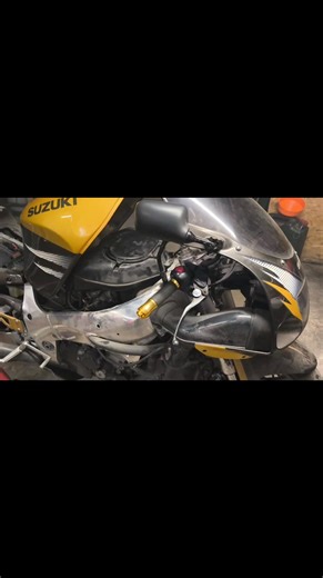 Après 6 ans d'arrêt La gsxr 750 96 édition or Est de retour parmis les vivent Tendeur remplacé 🤩🤩🤩🤩 Carburateurs refaits 👌👌👌👌 Filtre à huile 😁 😁 😁 😁 Huile 😁😁😁😁 Filtre a air 😁😁😁😁 Bougies 😁😁😁😁 Côté réservoir zéro soucis Car traitement fait à l'époque 😜😜😜😜 Un coup de sp98 Une batterie Et elle a redémarré Restera les deux pneus à viré * sécurité avant tout * Faire une vérification complète de la mémère Pareil après 6 ans à l'arrêt Rien ne doit être laissé pour compte 🧐🧐