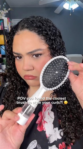 💦 A spray bottle & brush in one?! Genius! 😮👏🏼 #curldefinition #curlyhairroutine #curlyhair