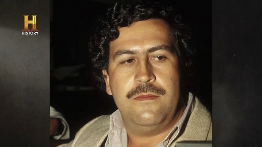Em 2 de dezembro de 1993, Pablo Escobar foi declarado morto em Medellín. A versão oficial atribui sua morte à polícia colombiana, mas a DEA estava no país há anos em seu encalço. Alguns acreditam que agentes americanos estavam presentes naquele dia e que teria sido um deles quem deu o tiro final. #GrandesMistériosDaHistória | HISTORY