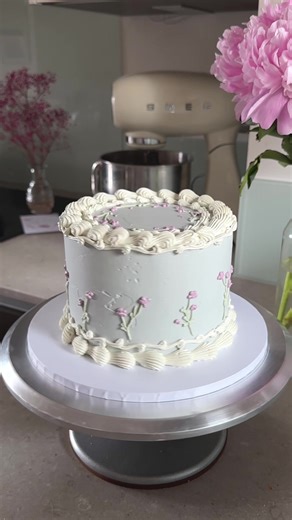 Minimalist Cake Design: Create Beautiful Simple Cakes