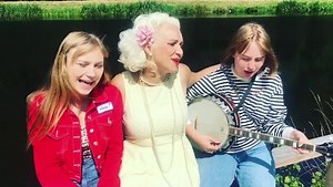 Up a lazy river with Idun Gunhild and Linnea Carling | Gunhild Carling