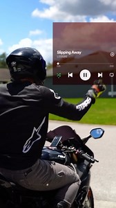 Perchè accontentarti della musica casuale (o di stare senza) quando puoi ascoltare la tua preferita con Cardo Systems?😏 Schiaccia play e goditi il weekend! Grazie a whynot_ride! | Cardo Systems