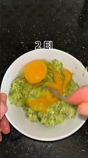 Eiwitrijke Courgette Pannenkoek met Kip 🥒🍗 | Gezond & Snel Recept