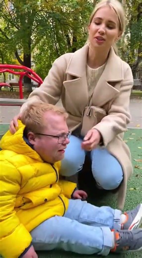 #t2x2 fell off the carousel and started crying 😢 Mom came and calmed him down 💖 #shorts #t2x2 #yo...