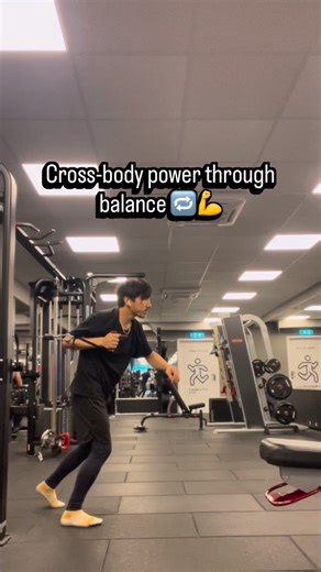 Integrating the glutes, lats, and core through a cross-body cable pull 🔁 Each rep connects the back line and stabilizes the spine while teaching rotation through alignment — not tension. This is functional strength — controlled, connected, and efficient 💡 #functionalpatterns #movementtraining #functionalstrength #biomechanics #coretraining #latworkout #glutetraining #mobilitywork #bodyawareness #movementculture #mindfulmovement #posturetraining | Reza Bari