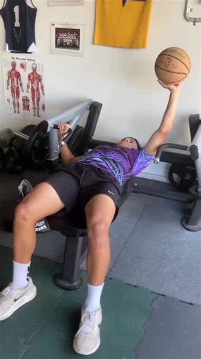 The single-arm press (with the opposite arm holding a ball) trains your core to resist rotation and stabilize your pelvis, forcing your trunk to transfer force efficiently from your upper body to your lower body. 😤 Simply put… Press with one arm while holding a weight/ball in the other trains your core to resist rotation and stay stable ⚖️ For a rugby league kicker, that means: 🦵 Stronger plant-leg to ball force transfer ⚡ More powerful, controlled kicks 🎯 Better accuracy and torso stability 