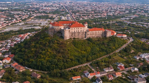 Ένα φρούριο χτισμένο στην κορυφή ηφαιστειακού λόφου