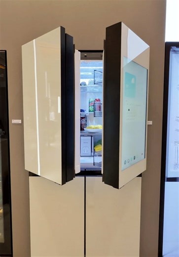 Le frigo du futur se contrôle avec la voix, marche à l’IA et a une caméra 🤩 Samsung vient d’annoncer le Bespoke AI Family Hub, son frigo connecté version 2026, avec Google Gemini qui analyse avec la caméra les ingrédients pour connaître les dates de péremption, la date d’ajout ou encore proposer des recettes de cuisine sur l’écran 32’ externe ! Il sortira en 2026 en France. Alors qui va craquer ? #Samsung #CES2026 #food #tech