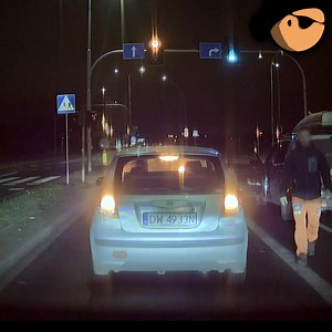 284K views · 462 reactions | Kierowcy nie spodobało się, jak zjeżdżam z ronda. Trąbił. „Przeprosiłem” mignięciem świateł awaryjnych. Po dojechaniu do świateł postanowił umyć moją przednią szybę, a potem... podrapał się po jajkach. Czy myślicie Państwo, że mogę zgłosić to na Policję? Data: 18.11.2025, ulica Czekoladowa, Wrocław | Bandyci drogowi | Facebook