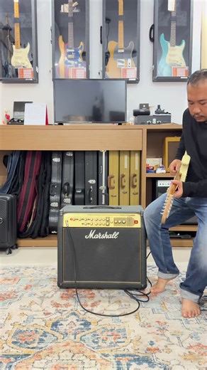 Gw masih ada ampli legend nih, masih England punya…soundnya bukan kaleng-kaleng kan? Hehe Ampli Gitar Marshall Avt 100 Valvestate 2000 made in England. Harga : 3.500.000 aja #jualgitar #ampligitar #jualampligitar #marshall #amplimarshall