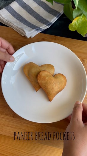 Valentine’s Day special- Cheesy and garlicky paneer bread pockets❤️ Audio bhi kaafi cheesy ho gaya🙈 But seriously, do try them out :) Ingredients: - 1/2 cup paneer, grated - 1/2 cup cheese, grated - 1 or 2 cloves of garlic as preferred - 1/2 tsp oregano - salt - chilli flakes as preferred - 1 to 2 tsp lemon juice - 1 tbsp mayonnaise - 1 tbsp dahi/yogurt - bread slices - 1 tbsp coriander leaves, chopped - 1 tbsp spring onions, chopped - Butter/oil for frying/airfrying/baking Procedure: - Mix tog