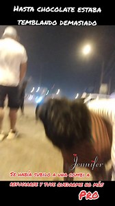 #Chocolate esta muy viejito y tenía mucho miedo.. Aquí en pro tiene su casita. Miéntras mi amiga abrazaba a la orejóna y Peluchin yo fui a abrazar a chocolate. Estaba muy nervioso y como nunca quería que no me vaya. 😭😓😓😓😓 | Jenny - Guardianes Perrunos mestizos abandonados.