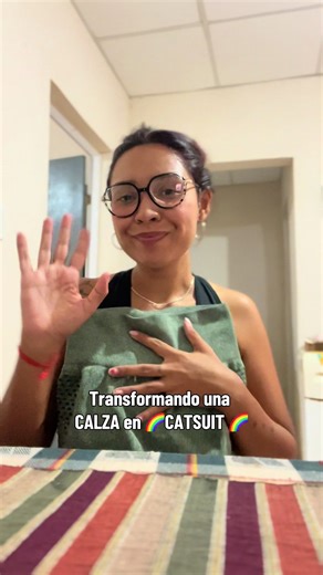 Transforma una calza en un colorido catsuit