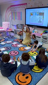 Save and share with a friend 💕 Some of my favorite methods for segmenting blending cvc words 👇🏻👇🏻 1. Teacher: Roller coaster (beginning middle and ending sounds) ( students do sound effect “chk chk” and then begin blending) 2. Teacher: Punching arms (students say pow pow and then begin blending) 3. Teacher :Honk (students say beep beep and then begin) For resources like this click on LINK IN BIO ♥️ #teacher #kindergarten #kinder #teachersofinstagram #teacherspayteachers #teachersfollowteach