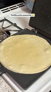 That beautiful browning on the tortilla? That’s the Maillard reaction—a chemical reaction between amino acids and sugars that creates that signature toasted flavor! #howtomaketortillas #makingtortillas #tortillarecipe #tortillalover #mexicanmom | Presa Pan