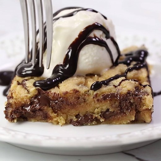 These CONGO BARS are my husband's all time favorite dessert! They are so easy to make and taste amazing with a scoop of ice cream on top! 😋 FULL RECIPE: http://www.iheartnaptime.net/congo-bars/ | I Heart Naptime