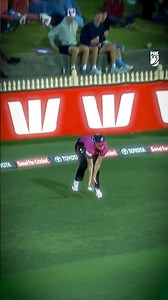 STOP IT, PEZ 😳 That’s an outrageous piece of fielding! #cricket #wbbl11 #bigbash #ellyseperry