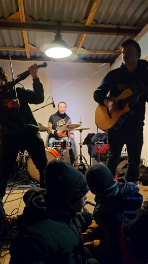 WeihnRocksmarkt 🤘 turned the local Christmas market into a Prog Folk Rock show. #weihnachtsmarkt #rockmusic #electricviolin #christmasmarket #ProgRock | The Trouble Notes
