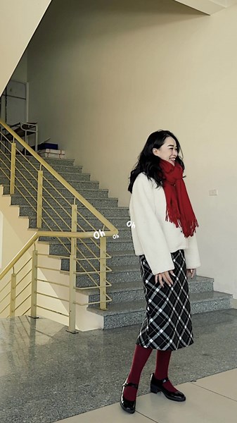 Merry Christmas 🎄❣️ ________ #merryxmas #teacherlife #teachergram #inred #schoollife #teacherstyle #outfitchristmas🎄🎅 #outfitcheck #schooltime #redscarf #redstock #outfitoftheday