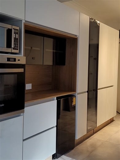 Te gustó el resultado? Terminamos la primera y parte más grande de este proyecto. Mueble 100% a medida con diseño incluido. Luz Led dimerizable, que se prende y apaga con pasar la mano. Melamina blanca, enchapado en petiribi, puertas en aluminio negro con vidrio fumé. #amedida #petiribi #luzled #vidrio #mueble