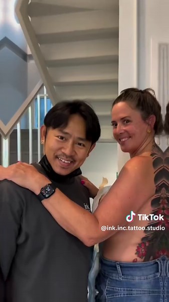 Bold Japanese Panther Back Tattoo – Traditional Irezumi Style Full back tattoo in traditional Japanese Irezumi style featuring a fierce black panther surrounded by vibrant peonies and sakura flowers 🌸🖤 This bold backpiece blends powerful symbolism—strength, protection, and independence—with timeless Japanese motifs. Perfect inspo for anyone searching Japanese panther tattoo, irezumi back tattoo, or bold full body ink. 🎯 Placement: Full back 🎨 Style: Japanese Traditional (Irezumi) 🐆 Key Elem