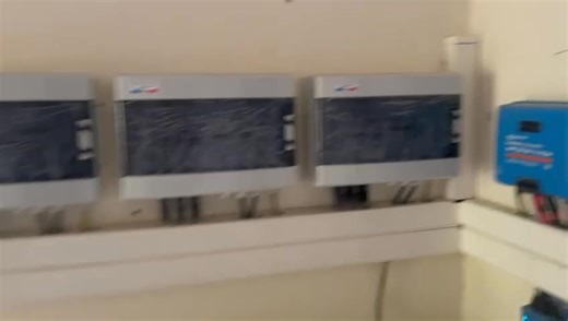 📷𝐂𝐮𝐬𝐭𝐨𝐦𝐞𝐫 𝐒𝐢𝐭𝐞 𝐕𝐢𝐝𝐞𝐨 | 𝐂𝐡𝐚𝐝 𝐇𝐨𝐦𝐞 𝐄𝐧𝐞𝐫𝐠𝐲 𝐒𝐭𝐨𝐫𝐚𝐠𝐞 𝐂𝐚𝐬𝐞 𝐒𝐭𝐮𝐝𝐲 Recently, we are thrilled to share positive on-site feedback from a customer in Chad! 🤝 A highly efficient and reliable home energy storage system has been successfully installed and is already earning praise. The system integrates 10 Pytes E-Box 48100R batteries (50 kWh total) in a clean, rack-mounted setup—5 units per stack—saving space while maintaining a sleek look. It pairs seamlessly