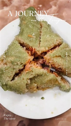 Revealing the secret to cutting banh chung (Vietnamese sticky rice cake) with string in an artist...