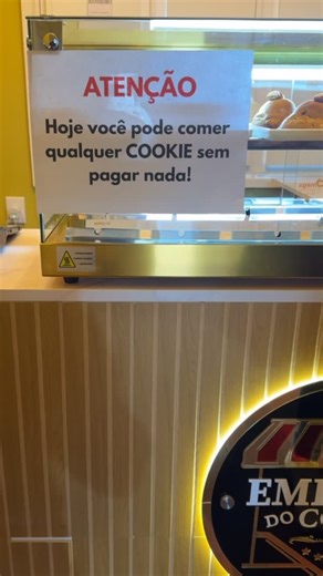 Empório do Cookie on Instagram: "🚨ATENÇÃO! HOJE VOCÊ PODE COMER QUALQUER COOKIE SEM PAGAR NADA! Isso mesmo 🍪 * pode escolher o cookie que quiser, repetir se der vontade e sair feliz da vida! Observação importante: compre com o cartão do seu marido Relaxa... ele paga tudo pra você - Marca aqui o mozão que vai bancar essa doçura Depois é só agradecer com um beijinho 🫢"