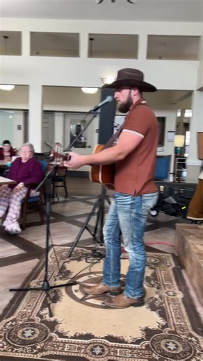 The rowdy residents at The Gardens always turn up to hear some Elvis! 🤠🕺 I love these folks 💛🤘🏽 #IsaacKennethMusic #IsaacKenneth #CowboyCrooner #SeniorLivingConcerts