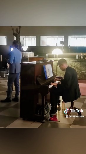 Vastaus käyttäjälle @rippe Hopeinen kuu live! #laulaminen #livemusic #piano #tiktoksuomi🇫🇮