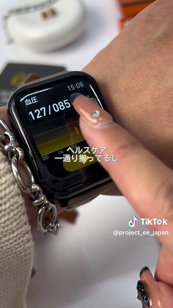 ＼コスパ最強スマートウォッチ／ PROJECT-EEのスマートウォッチ⌚️ ¥8,800ではじめられるコスパ最強スマートウォッチに新型登場！ベルトも2色が追加されたよ♪ アラームや通知機能はもちろん、通話機能や血圧測定などの健康管理もついてる！ 1.83インチモニターで画面サイズも大きくて、アプリで簡単に操作も出来るから使いやすいよ♪ 文字盤もお気に入りの画像に変更できて、ベルトも色々選べて自分好みにカスタムが楽しめるよ🥰 PROJECT-EEアンバサダー @ria⌇美容とオシャレを楽しむ大食いOL 【EE02】 ¥8,800（税込） ※¥11,000以上で送料無料 【EE02専用ベルト】 ¥2,000～¥2,500（税込） ＃スマートウォッチ #projectee #プロジェクトee #スマートウォッチデビュー ＃スマートウォッチのある生活 #プチプラ #プチプラコーデ