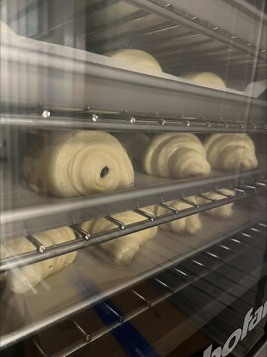 I get lots of questions about what equipment I use to make so many croissants at home. Here is my process ⬇️ Day 1: Mix dough in the evening, I use my 20qt Hobart mixer. Flatten and freeze for 1.5-2 hours, then refrigerate overnight. Make butter blocks and refrigerate. Day 2: Laminate dough. I use my @brodandtaylor dough sheeter but hand lamination works too if you are making a small amount. I usually start laminating in the afternoon and shape the croissants in the evening right before bed, the