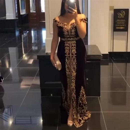 1.1K views · 12 reactions | Profitez du code promo JULY15 pour vous procurer le caftan asli Prix >>> https://auroyaumeducaftan.com/products/fergani-asli?utm_content=ios&utm_medium=product-links&utm_source=copyToPasteboard | Au Royaume Du Caftan | Facebook