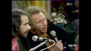 🪇 BONNE FÊTE DE LA MUSIQUE 🎸 Le 1 décembre 1973, 𝗠𝗶𝗰𝗵𝗲𝗹 𝗙𝘂𝗴𝗮𝗶𝗻 et 𝗣𝗶𝗲𝗿𝗿𝗲 𝗥𝗶𝗰𝗵𝗮𝗿𝗱 chantaient 🎶 𝗟𝗲𝘀 𝗴𝗲𝗻𝘁𝗶𝗹𝘀, 𝗹𝗲𝘀 𝗺𝗲́𝗰𝗵𝗮𝗻𝘁𝘀 🎶 chanson extraite du film 𝗝𝗲 𝘀𝗮𝗶𝘀 𝗿𝗶𝗲𝗻 𝗺𝗮𝗶𝘀 𝗷𝗲 𝗱𝗶𝗿𝗮𝗶 𝘁𝗼𝘂𝘁 🎥 | Pierre Richard