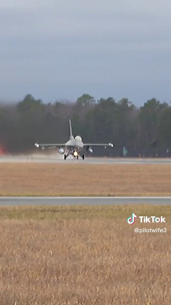 F-16 Fighting Falcon taxi and take-off