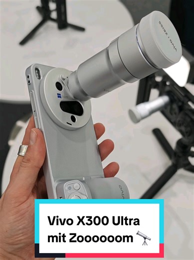 Was für ein Kanonenrohr! 📷 Vivo meint es ernst und lässt das X300 Ultra offenbar zum absoluten Kamera-Beast mutieren, das zeigt auch das neue 400 mm Zeiss Telephoto Extender Objektiv. 🔭 Es gibt sogar ein spezielles Camera Cage mit Griffen, physischen Knöpfen und einem eingebauten Kühler, damit das Handy bei langen Drehs nicht überhitzt. Unter der Haube steckt wohl der Snapdragon 8 Elite Gen 5 und ein riesiger 7.000 mAh Akku (das sind aber bisher nur Gerüchte..). 🚀 Fotografiert ihr gern mit de