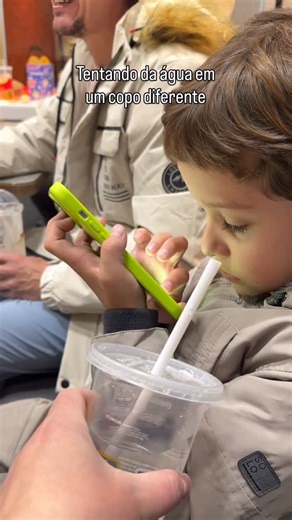 Monique Dias on Instagram: "Meu filho autista só aceita tomar agua em um copo, tentamos dar agua em um copo diferente e olha no que deu. Obs: ele estava com bastante sede. #autismo #autism #rigidezcognitiva"