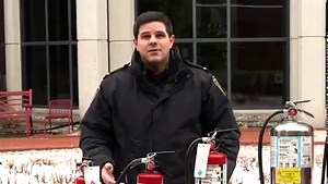 CONSEIL DE PRÉVENTION : L’EXTINCTEUR PORTATIF | Est-ce obligatoire d’en avoir un à la maison? Quand l’utiliser? Comment l’utiliser? On y répond juste ici 👇 | Sécurité publique de la Ville de Québec