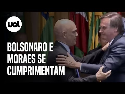 Bolsonaro cumprimenta Alexandre de Moraes em evento do TST