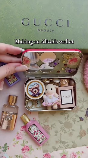 🌸Altoids Wallet Tutorial🌸 Make an Altoid Wallet with me! Omg since I saw these easy & cute tin wallets (aka little trinket boxes of adorable things) I had to make one myself and film the process. A random video to start 2024 off with LOL. I have these mini Gucci Beauty Fragrances so I went with a whimsical, vintage aesthetic & this was totally an excuse to buy a calico critter / sylvanian families toy. I literally always wanted one and am not disappointed... so tiny, so cute😭 Let me know if y
