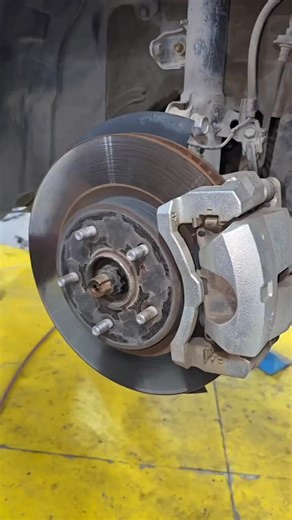 Toyota Camry front brake service install new brake pads #automotive #mechanic #usa🇺🇸 | Auto.tech3