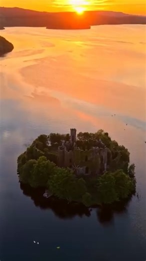 Step back in time at McDermott’s Castle, also known as McDermott’s Rock 🏰 📍Lough Key, Co. Roscommon 📹 @dronescapes_ireland (IG) . . . #KeepDiscovering | Ireland's Hidden Heartlands