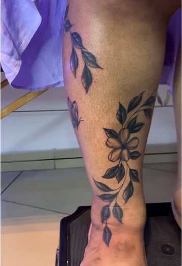 If you’re vibing with this vine leaf tattoo style, show some love! 🫶🏽🌿 Drop a like, leave a comment, and share the art 🖼️ Your boy appreciates all the support! 🙌🏽🌹❤️ #tattoolove #tattoolover #tattoolovers #vinetattoos #vinewraptattoo #blakeinktattoos #inked #inkedup #inkedlife #tattooedsisters #tattooedwomen #inkedsisters #capetownsouthafrica #fyp #fypviral #fypシ゚viral🖤tiktok