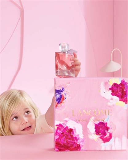Colors speak louder than words. This Mother’s Day, Lancôme invites you to paint your love with happiness. Discover our limited edition gift sets wrapped in exclusive artwork by contemporary artist @arnequinze. Inspired by the iconic roses of Le Domaine de la Rose, he transformed nature’s beauty into heartfelt, creative gifts. #Lancome #MothersDay #Fragrance #LancomexArneQuinze #ArneQuinze #MartinPkiefer | Lancôme