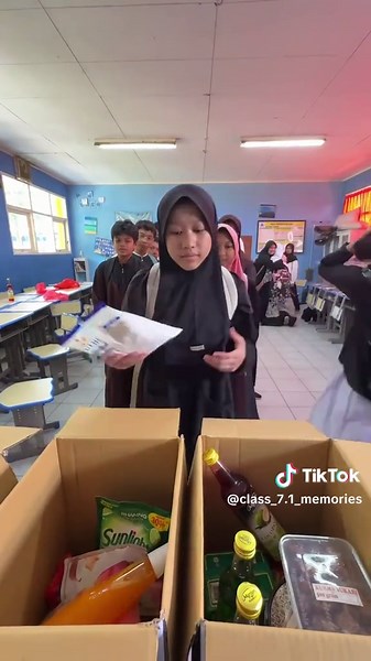 gifts from class 7.1 for teacherss✨🎉 #kelas71 #fyp #kelasasik #hadiah #berbagikebaikan