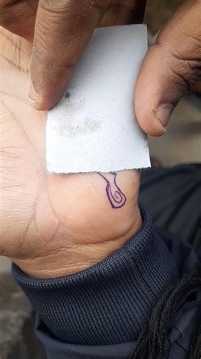 टैटू कैसे बनाते हैं? | Gun Tattoo Art on Hand 🔫 #TattooArt