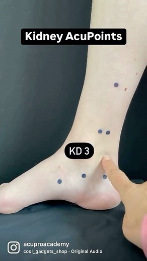 Which KD acupuncture point do you love the most? 👊🏽 🧬KD 2: great acupuncture point to clear Fire for smelly diarrhea, coughing blood & feeling hot 🥵 🧬 KD 3: tonifies Kidney Yin & Kidney Yang for tinnitus, night sweat, fertility issues and incontinence. 🧬 KD 4: strengthens the Shen (Mind) for fear & phobias. Support bladder for urine retention & painful urination. 🧬 KD 5: regulates menses for painful menstruation cramps & irregular cycles. 🧬 KD 6: nourishes KD Yin for dry stills & chronic