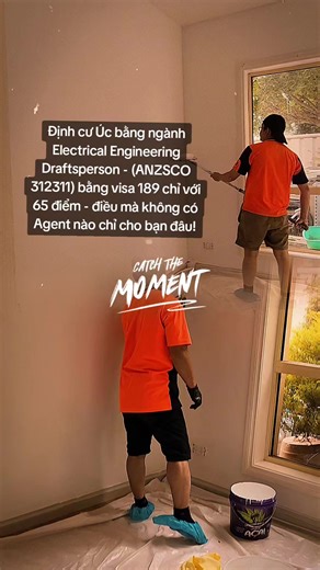 13 năm trước, mình đến Úc để học Master of IT tại Victoria University. Nhưng vô tình vì ngành học thiếu sinh viên nên bị cancel. Trường cho mình option: • Chuyển sang trường khác. • Chọn 1 ngành khác trong trường. Vì trình độ tiếng anh không tốt, nên mình quyết định chuyển xuống học ngành Tafe tại Vic Uni. Lúc đó, cũng không có định hướng gì nhiều, lại nghe nói làm thợ điện ở Úc kiếm được nhìu tiền nên mình đăng ký khóa Advanced Diploma of Engineering : Electrical. Và chính lựa chọn đó đã thay đ