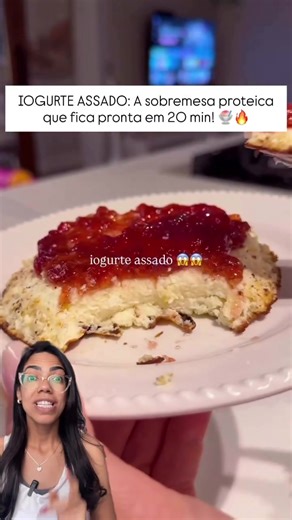 SURPREENDA-SE COM ESSA CREMOSIDADE! 🍧✨💪 Se você está cansada das mesmas opções de lanche, precisa testar esse Iogurte Assado. Ele fica com uma textura incrível, parece um cheesecake fit e vai te ajudar a bater a meta de proteínas do dia de um jeito muito mais gostoso! 🛒 INGREDIENTES: 1 pote de iogurte natural. 1 ovo. 1 scoop de Whey Protein (escolha o seu sabor favorito!). 1 colher de sopa de leite em pó desnatado. 🥣 MODO DE PREPARO: Em um bowl, misture bem o iogurte, o ovo, o whey e o leite