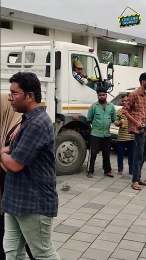 കലാഭവൻ നവാസ്ക്കയുടെ കബറടക്കം കഴിഞ്ഞ് തിരികെ നടന്നുവരുന്ന ജേഷ്ഠനും ഉറ്റവരും🥹🥹